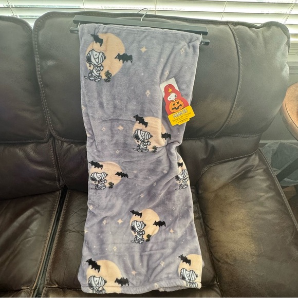 Peanuts Snoopy & Woodstock Mummies 50” x 70” Plush Halloween Throw Blanket - Picture 6 of 6